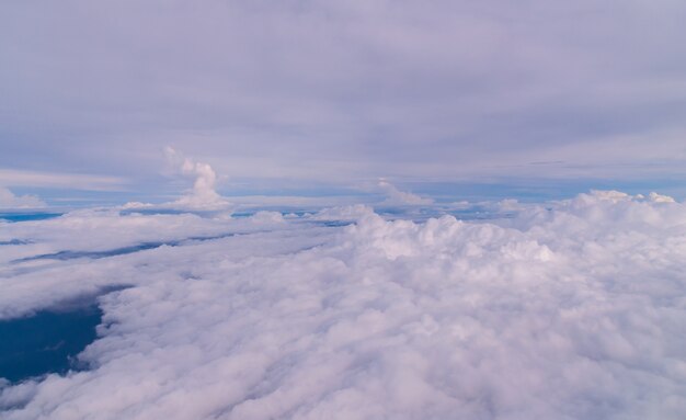 Wolkenhemel in hemel als achtergrond