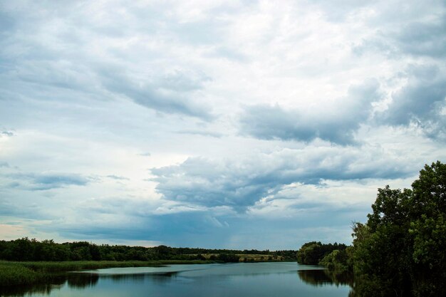 Wolkenhemel over de rivier zomerlandschap rivierbank natuur serie Oekraïne