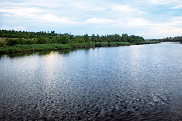 Wolkenhemel over de rivier zomerlandschap rivierbank natuur serie Oekraïne