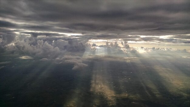 Foto wolkenhemel over de stad.