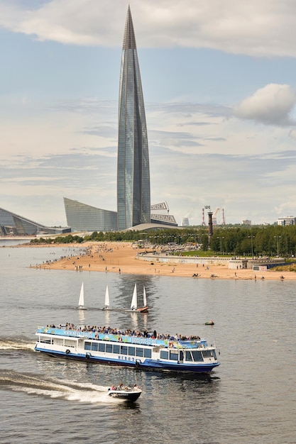 Foto wolkenkrabber lakhta centrum aan de kust van de golf van finland in stpetersburg, rusland