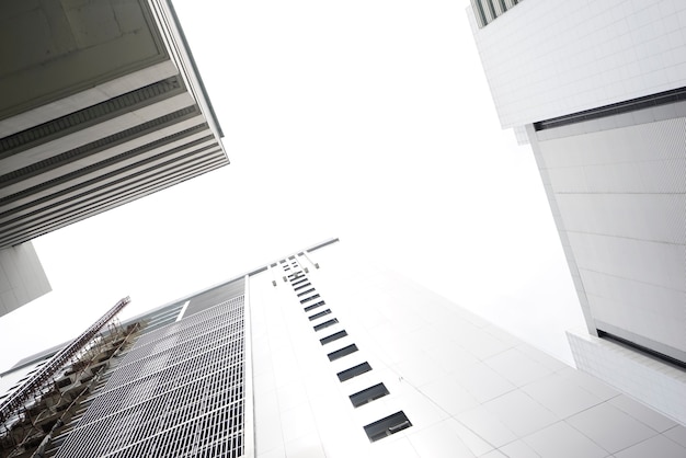 Wolkenkrabber modern stadscomplex met witte middelhoge torengebouwen Lage kijkhoek