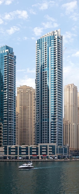 Wolkenkrabbers bij Dubai Marina