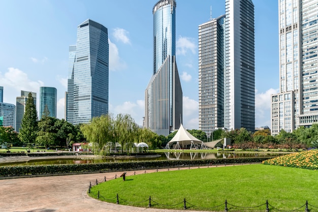 Wolkenkrabbers in het Financiële District van Lujiazui, Shanghai