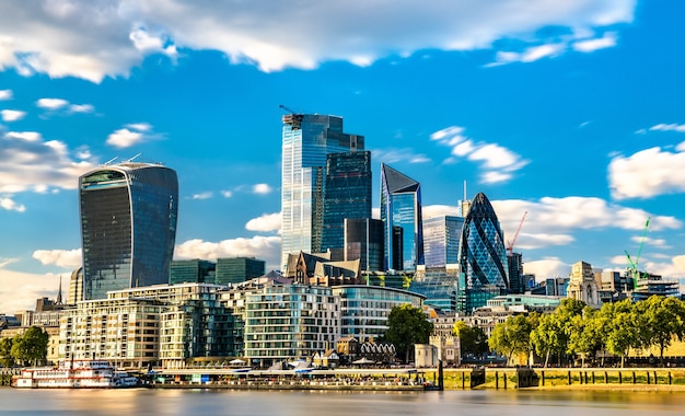 Wolkenkrabbers van de City of London aan de rivier de Theems, Engeland