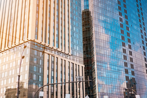 Wolkenkrabbers van glas en staal met blauwe reflecties. Moderne architectuur. Stad