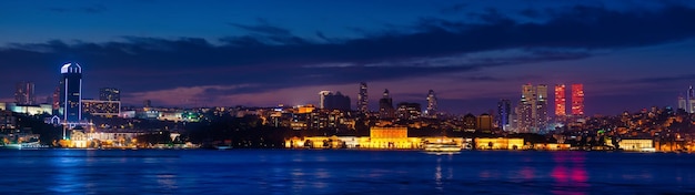 Wolkenkrabbers van Istanbul bij nacht