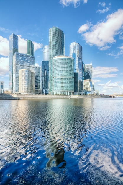 Wolkenkrabbers van Moskou-stad aan de rivier