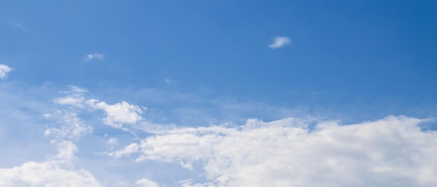 Wolkenlandschap Blauwe heldere lucht en witte wolken breed panorama De uitgestrekte blauwe lucht en wolkenlucht