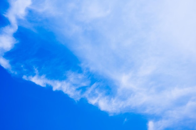 Wolkenlandschap tegen blauwe hemelachtergrond