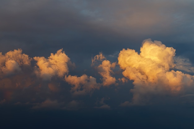 Wolkenlandschap van cumuluswolken met zonlicht bij dageraad.