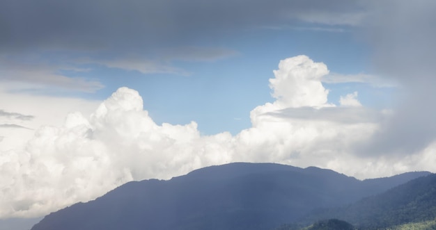 Wolkenlandschap van witte gezwollen wolken boven het Canadese berglandschap