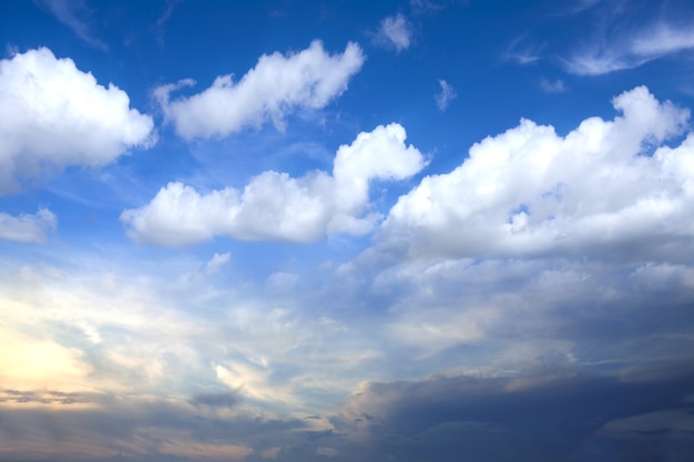 Wolkenlandschappen met een blauwe hemelachtergrond
