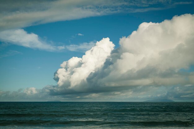 Wolkenvorming in caraguatatuba Brazilië