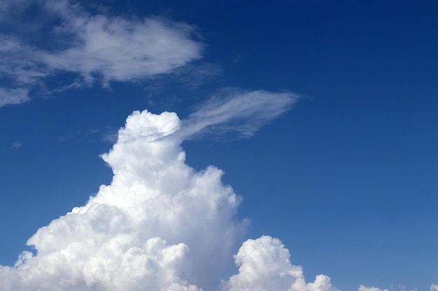 Wolkenvorming op blauwe lucht