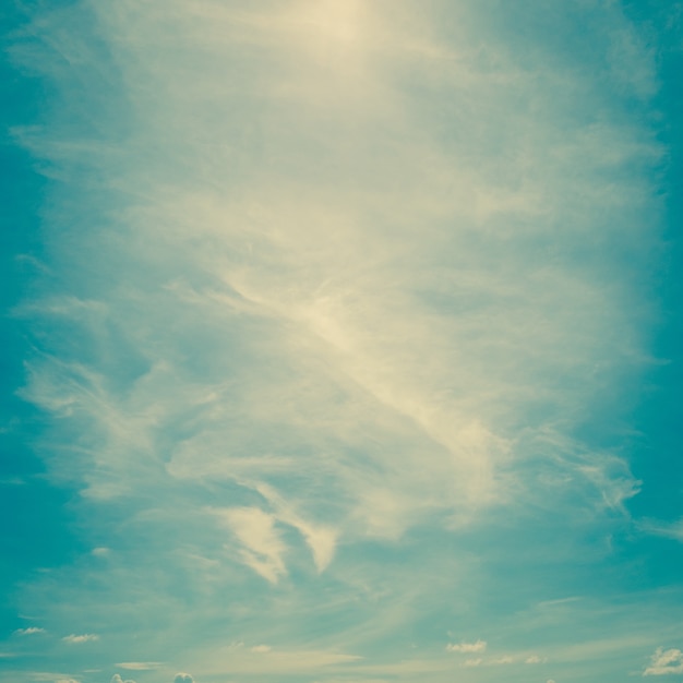 wolkenwijnoogst op de hemel met gestemde ruimte en wijnoogst.