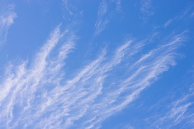 Wolkenwolken tegen blauwe hemel