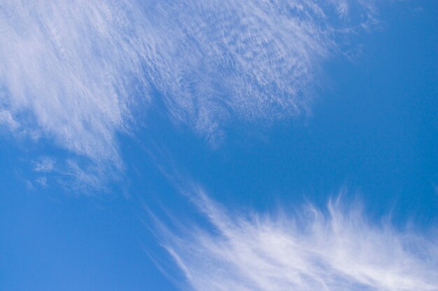 Wolkenwolken tegen blauwe hemel