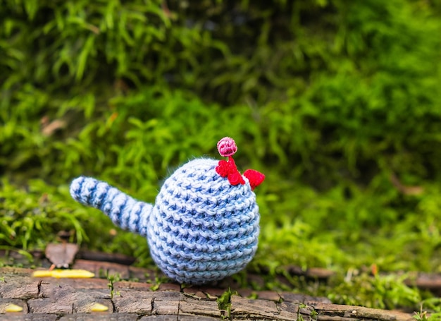 Wollen amigurumi in het rode hart van het tuinkonijn