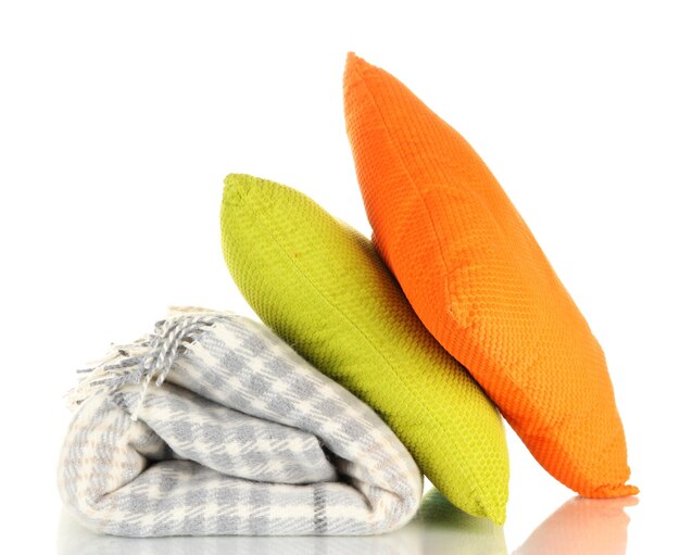 Wollen geruite plaid en kussens geïsoleerd op wit