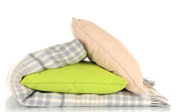 Wollen geruite plaid en kussens geïsoleerd op wit