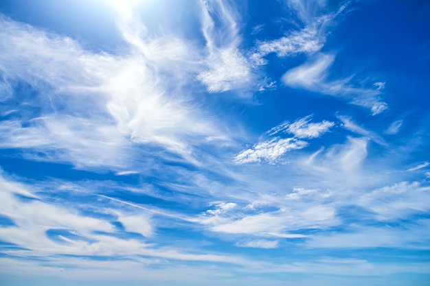 Wollige wolken op blauwe lucht