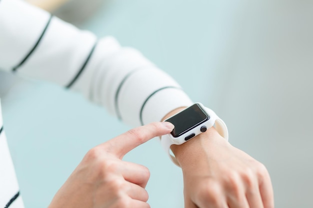 Woma gebruik van smartwatch