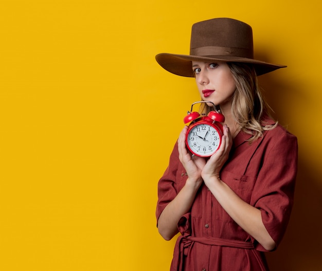 目覚まし時計で1940年代スタイルの服の女性