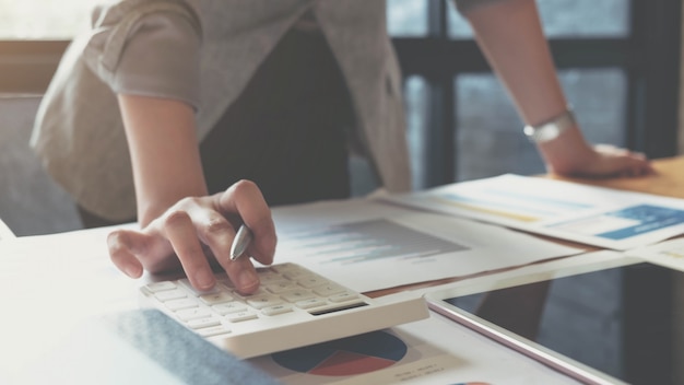 Contabilità della donna investimento finanziario sul calcolatore costo economia aziendale.