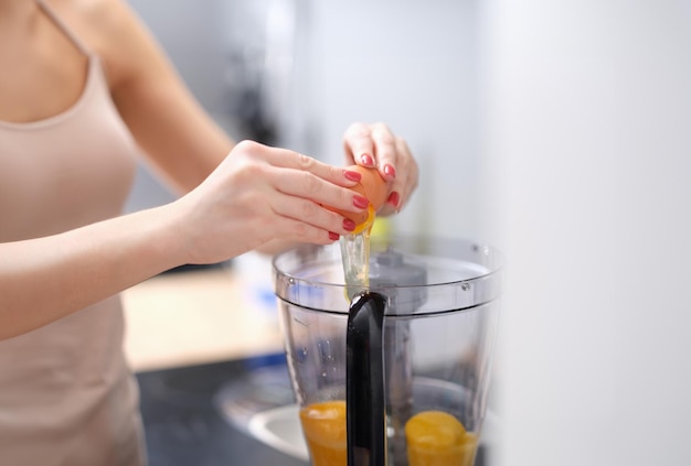 女性がミクサーに卵を加えて生地を作る