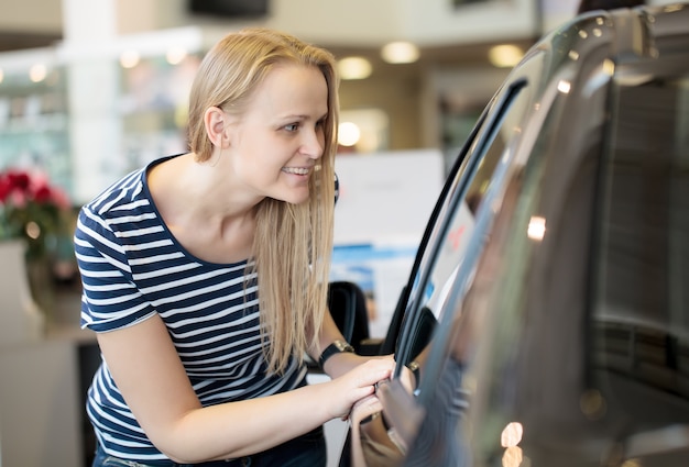 オートショーで車を賞賛する女性