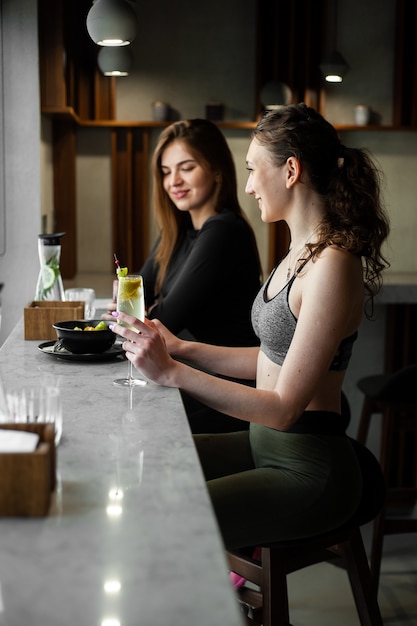 寒い屋外トレーニング後の女性