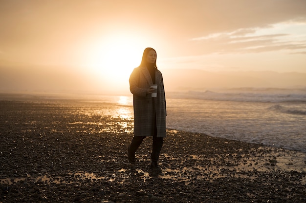 Foto donna sola sulla spiaggia