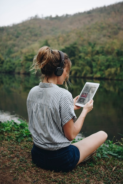 Photo woman alone in nature listening to music