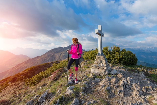 Donna sola in cima alla montagna