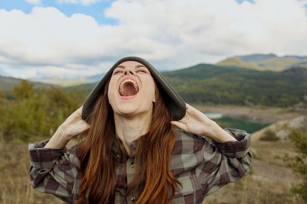 驚くべき山湖の景色に驚いた女性 冒険の旅で自然の息絶える美しさ