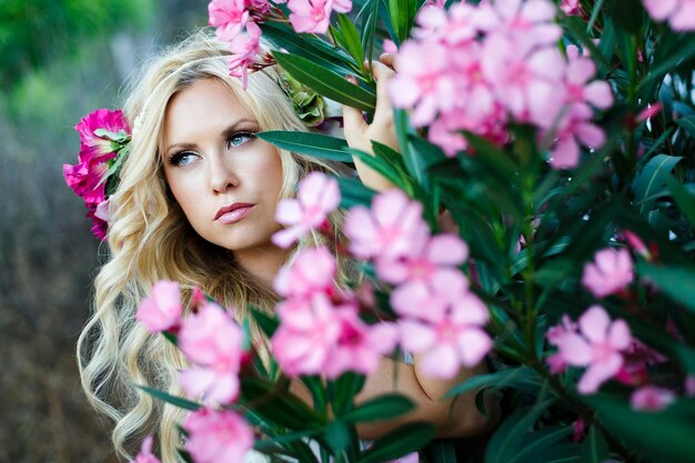 写真 花をかせている植物の中の女性