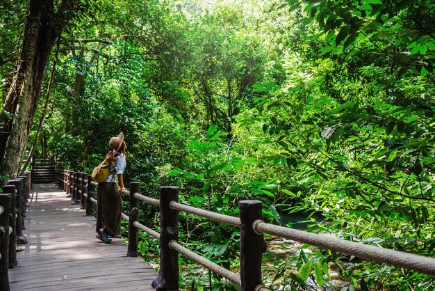 Photo woman amidst trees in forest