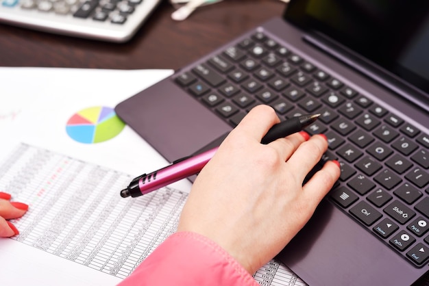 Photo woman analyzing investment