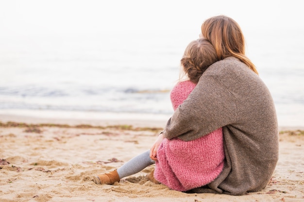 写真 女性と子供の背面図を抱いて