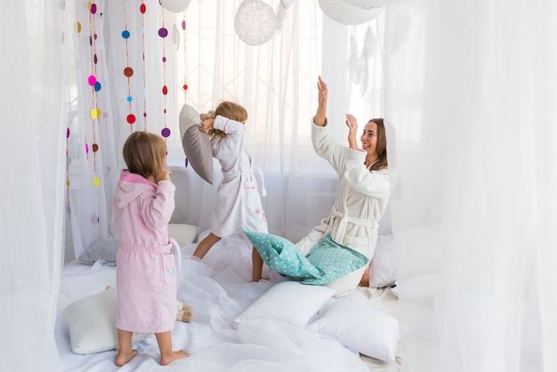 写真 女性と子供たちのベッドの上