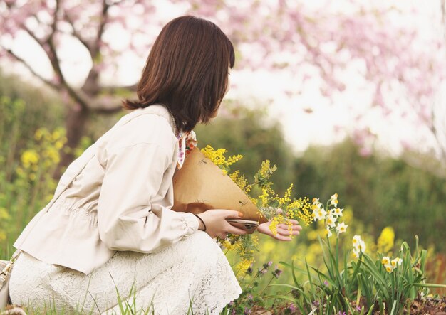 사진 여자와 꽃은 봄에 기합니다.