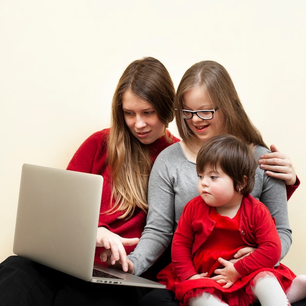 写真 女性とラップトップを見てダウン症候群の子供