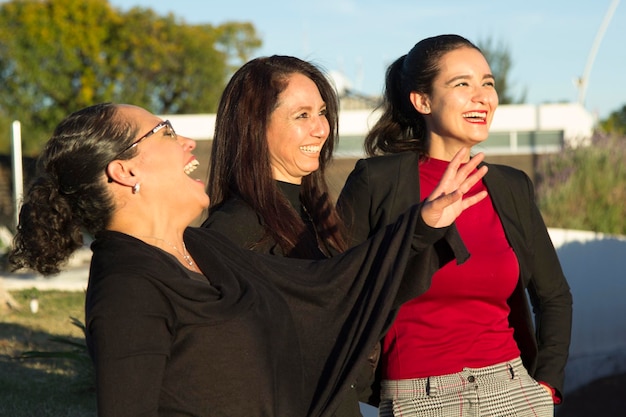 写真 女性と笑顔の若いカップル