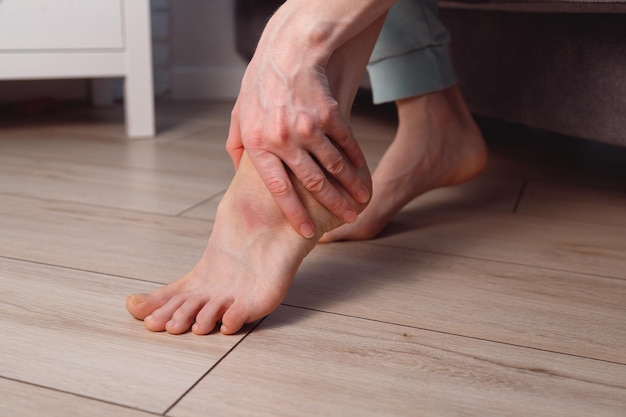 女性は自宅で足に打撲傷と腫れがあり、足首に軟膏を塗る