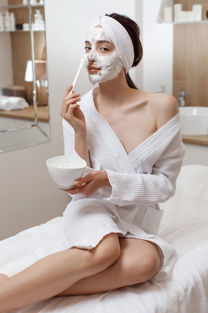 Donna che applica la maschera cosmetica di alginato