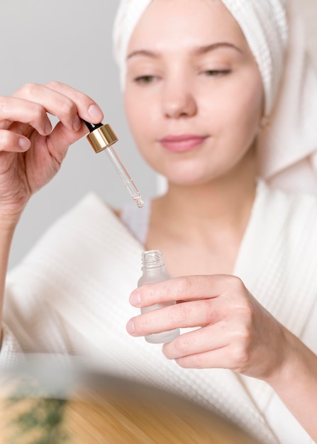 Photo woman applying face serum