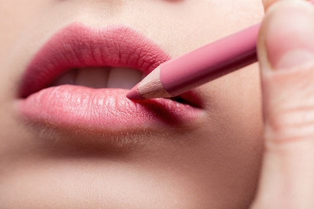 Donna che applica rossetto