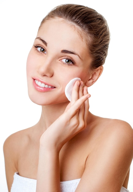 Foto a woman applying makeup with a white brush