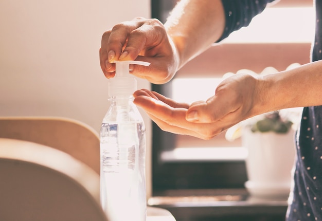 Foto donna che applica disinfettante sulle sue mani